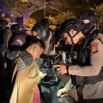 polisi-bubarkan-kerumunan-pemuda-di