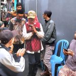 Petugas Gabungan Evakuasi Anak Tenggelam di Cengkareng Drain