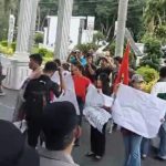 Demo HIMAPSI - SALING di Pematang Siantar Memanas : Massa Desak Copot Sekda IMG-20260415-WA0105