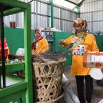 Gerakan Pilah Sampah Menuju Jakarta Lebih Bersih, Sehat, dan Asri Ibu Rumah Tangga Jadi Ujung Tombak Gerakan Pilah Sampah