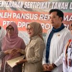 Pansus PTSL DPRD Serahkan 22 Sertifikat Tanah Warga Tambora Pansus PTSL DPRD Serahkan 22 Sertifikat Tanah Warga Tambora