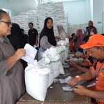 Bantuan Beras 6.531 KK di Pasar Manggis Didistribusikan 6.531 Kk di Pasar Manggis Terima Bantuan Pangan