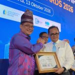 Sekdaprov Riau Syahrial Abdi Terima Penghargaan Kepemimpinan Digital Terbaik 2026 1791894915